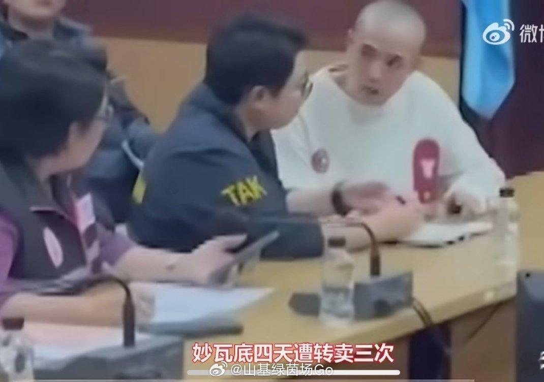 #王星被胁迫借下的网贷该不该还#✅法律层面：理论上无需偿还
依据《民法典》第150条，以胁迫手段，让当事人在违背真实意愿下实施的民事行为，受胁迫方有权请求法院撤销借贷合同。
本案贷款是电诈团伙非法拘禁胁迫下操作，资金全部被犯罪分子占有，属于犯罪衍生的虚假债务。一旦法院认定借贷行为是受胁 ​