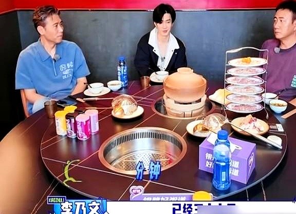 胡军和李乃文，俩老戏骨居然给陈哲远当助理，这小子什么来头？

节目里，胡军记错时间，李乃文疯狂吐槽，俩人把带新人搞得像说相声。全程就把陈哲远当亲儿子宠，这画面，多少人看傻了。

都以为他是突然冒出来的，一扒才知道，人家在圈里快十年了。从《秘果》到《绝代双骄》的小鱼儿，再到《偷偷藏不住》的段嘉许，一部