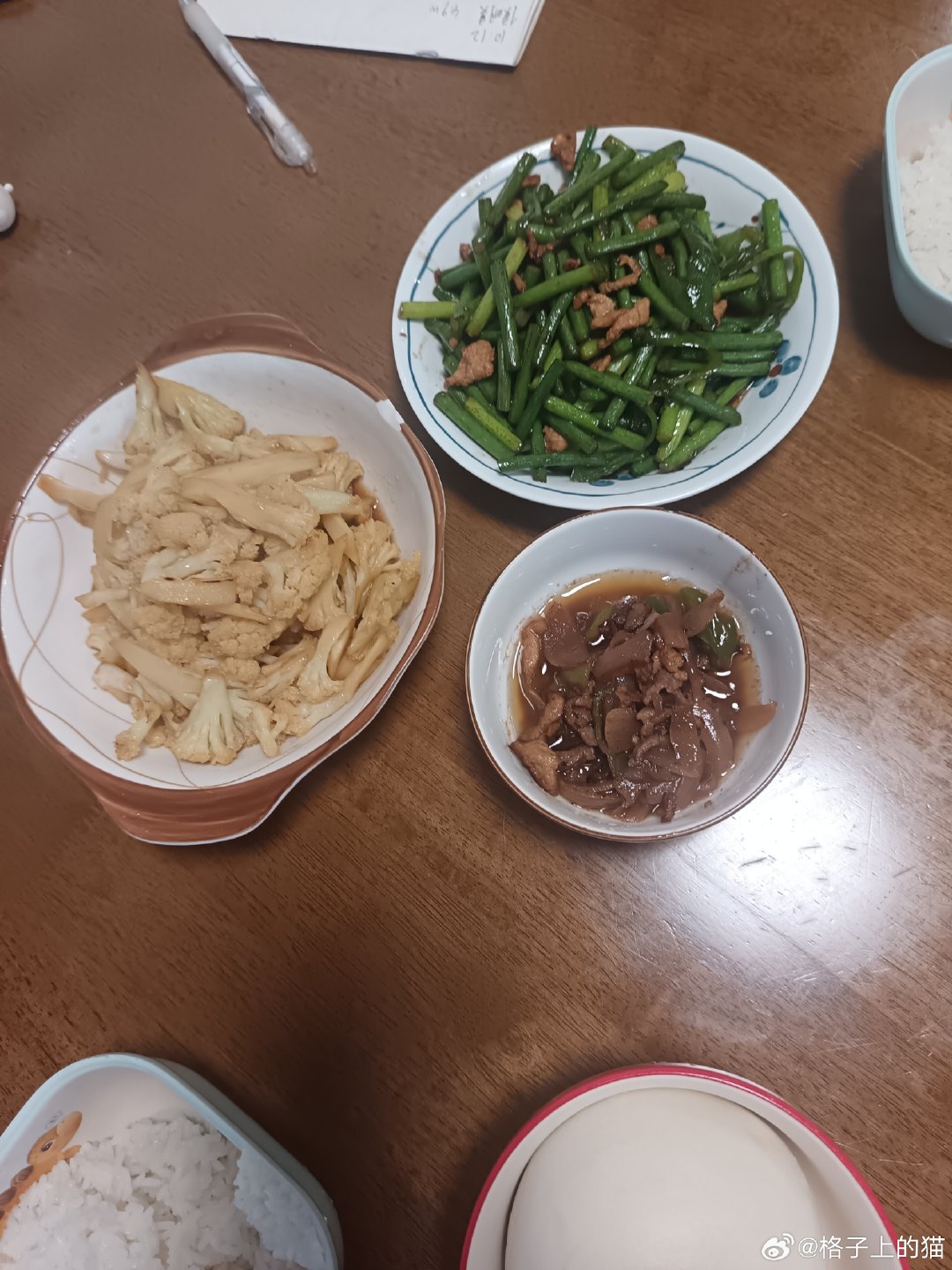 吃晚饭了，简简单单两个菜，一个花菜，一个蒜苔，还有一个中午的剩菜，随便吃两口。

#晋妈面馆一份黄鱼焖面138元#这是什么面啊也太贵，我舍不得吃 ​
