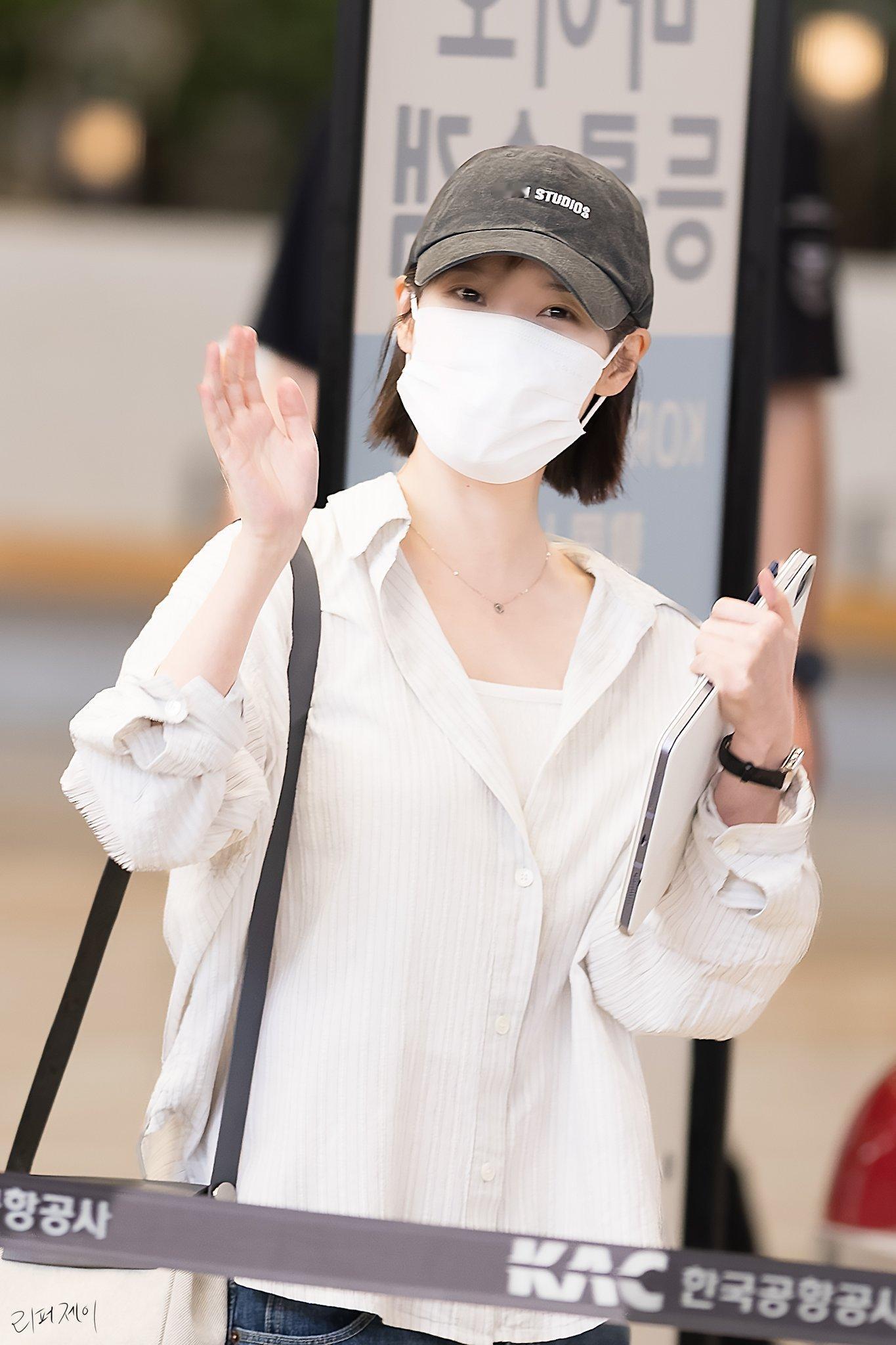 #IU[超话]#🐥#IU李知恩积家全球品牌代言人# 
onlyU消息-260908 IU金浦机场出境饭拍高清美图

【cr:logo 】
🎶9月10日下午5点IU单曲回归✨
🍉🎫（推荐①）
🍉🛒
🎫IU9期官方会员招募（9.14截止）
#IU9月10日单曲回归# ​