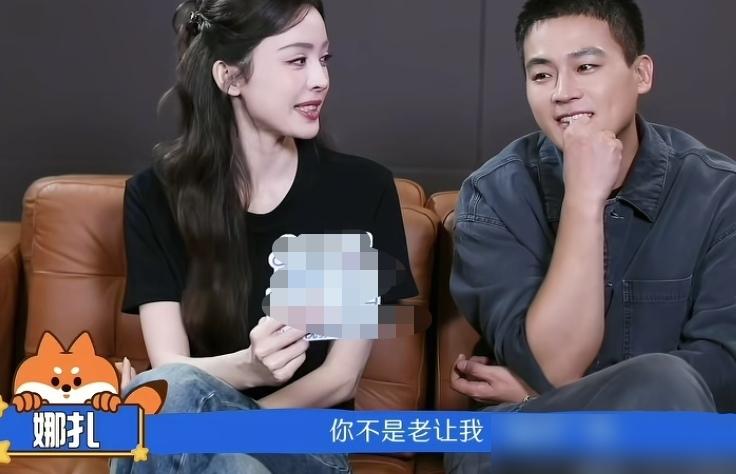 古力娜扎强吻欧豪，结果被一把推开，还骂了句起开。
央视八套《醒来》这场暗房戏，让观众十分意外。金宝为了掩护身份扑上去亲，陈开来却像被烫到一样弹开，满脸嫌弃。
欧豪在直播里解释了：这动作、这台词，全是导演赵宝刚手把手教的，现场亲自示范，他只能照做。
娜扎花絮里提到，演了这么多年戏，头一回被这么拒