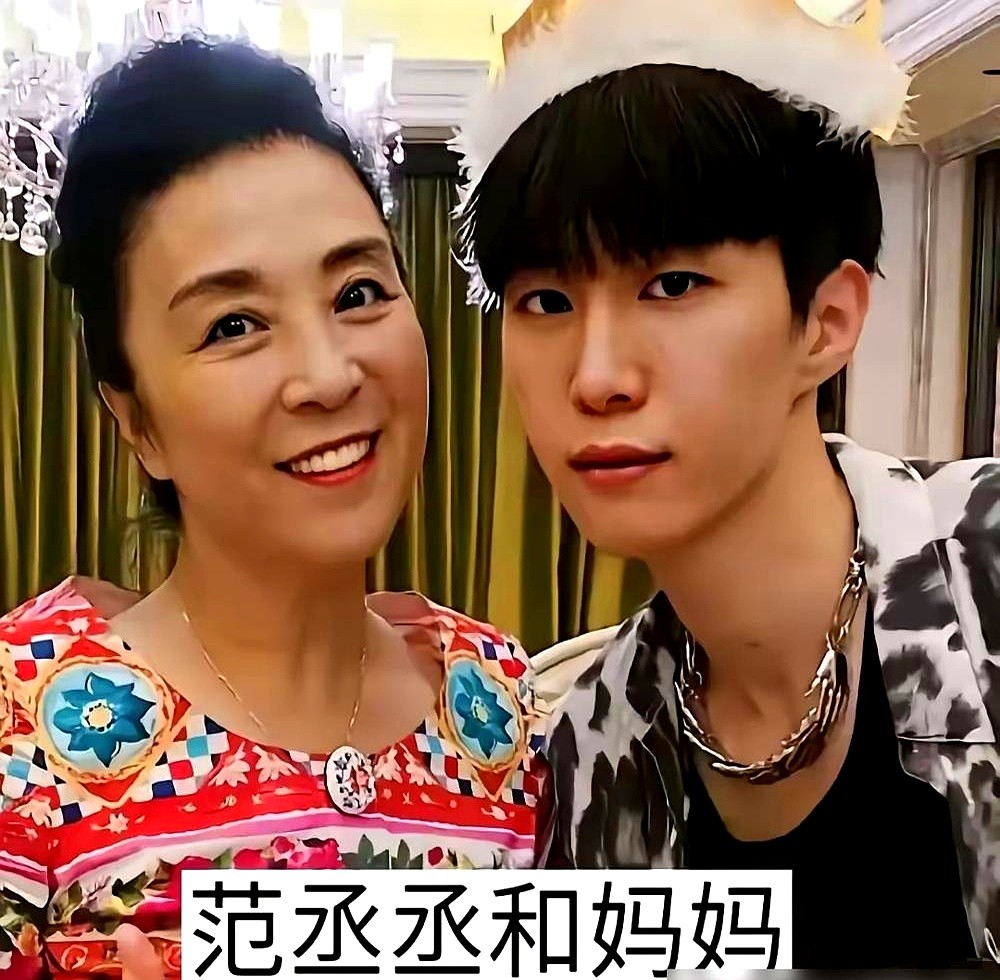 71岁的张传美探班儿子，一张母子合照直接把黑粉的嘴给堵死了。

范丞丞把头靠在老妈肩上。网友一盯，两人的眉眼走向、下颌线弧度，简直是共用了一张建模脸。

有人翻出张传美几十年前的老照片。旧照里她烫着卷发，戴着方框眼镜，手里捏着墨镜凹造型。那眼角眉梢的骨相，跟现在的范丞丞跨时空重叠，连微表情都如出一辙