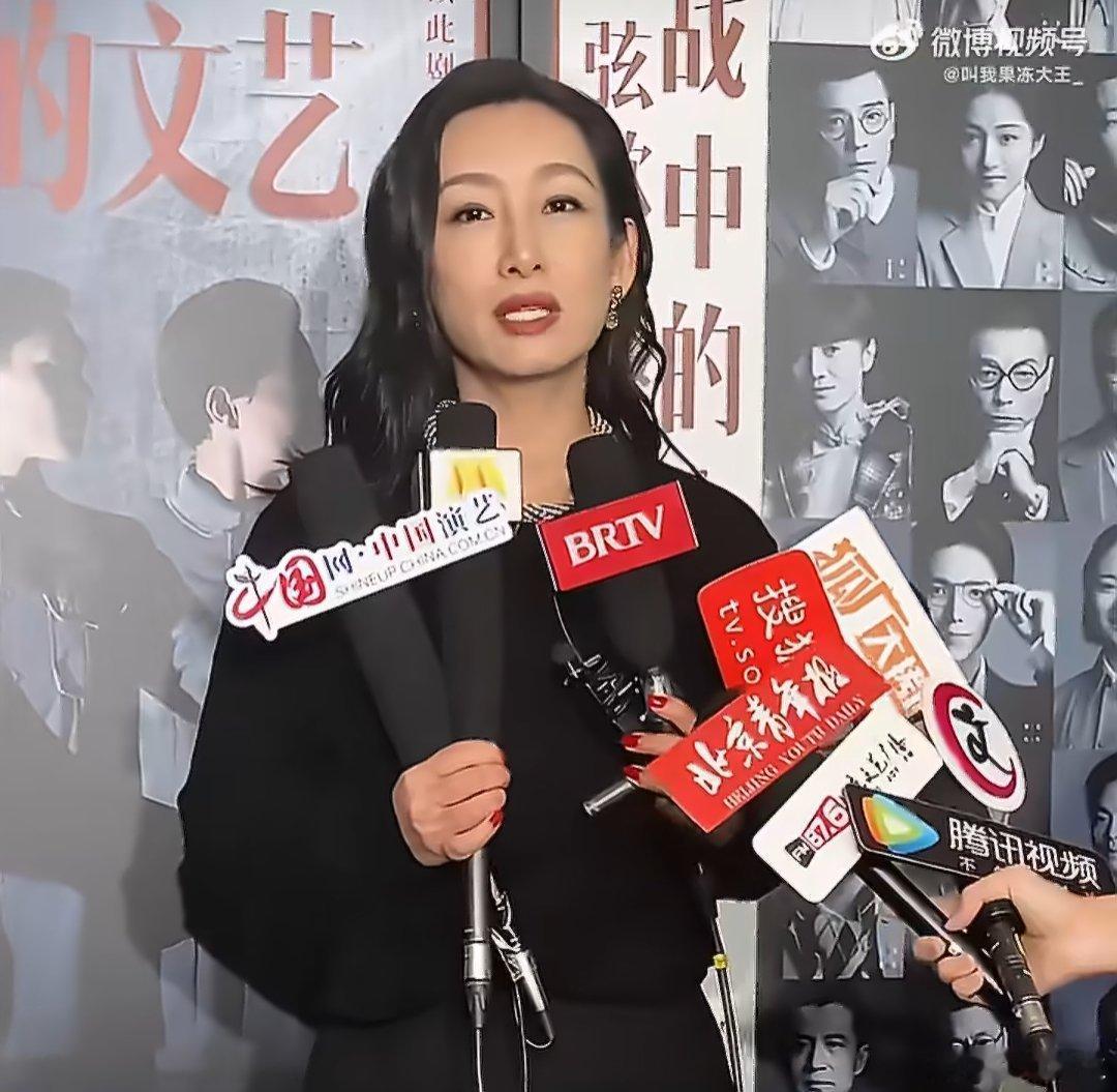 #田沁鑫称想重拍话剧青蛇因秦海璐怀孕所耽搁##田沁鑫回应重拍话剧青蛇# 田沁鑫谈及话剧青蛇，作品热度长期居高不下，2013年的重排计划因故搁置，今年重启，期待原班人马回归舞台。 ​