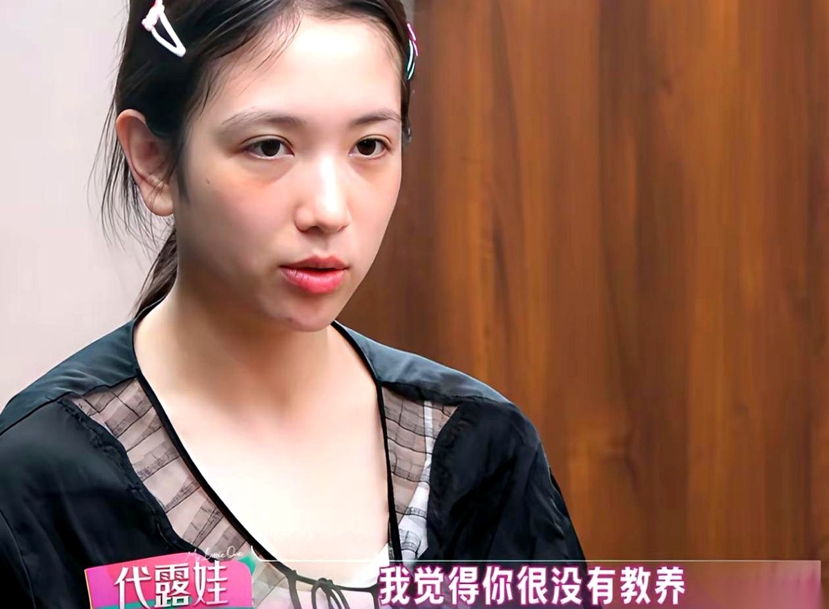 演员代露娃在一次公开自述里，讲了件让她哭着跑出剧组的往事。
当时她跟导演和同组演员围坐一桌吃盒饭，吃完擦了擦嘴，站起来转身就回了休息室，连声招呼都没打。
下一秒，对讲机里传来呼叫，导演直接把她喊到了监视器正中央。
那台发着荧光的屏幕周围，正围着七八个低头对通告的副导演、摄影师和场记，所有人手里的动作