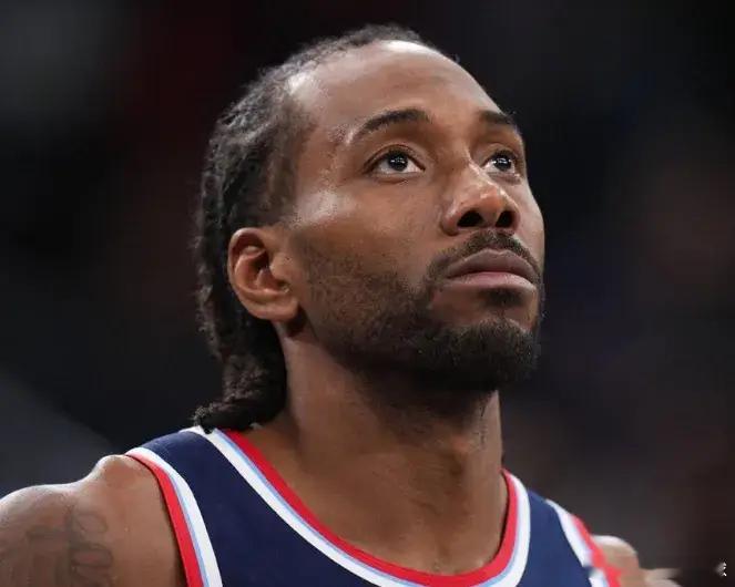 据ESPN Shams报道，#NBA#已经就#洛杉矶快船# 队涉及科怀-伦纳德的规避工资帽调查作出裁决。经过长达一年的调查，联盟决定没收快船5个未来首轮签，并对老板史蒂夫-鲍尔默处以3000万美元罚款，同时对鲍尔默、篮球运营总裁劳伦斯-弗兰克以及球队总裁吉莉安-扎克实施停赛处罚。#NBA[超话]# 

伦纳德本人不 ​