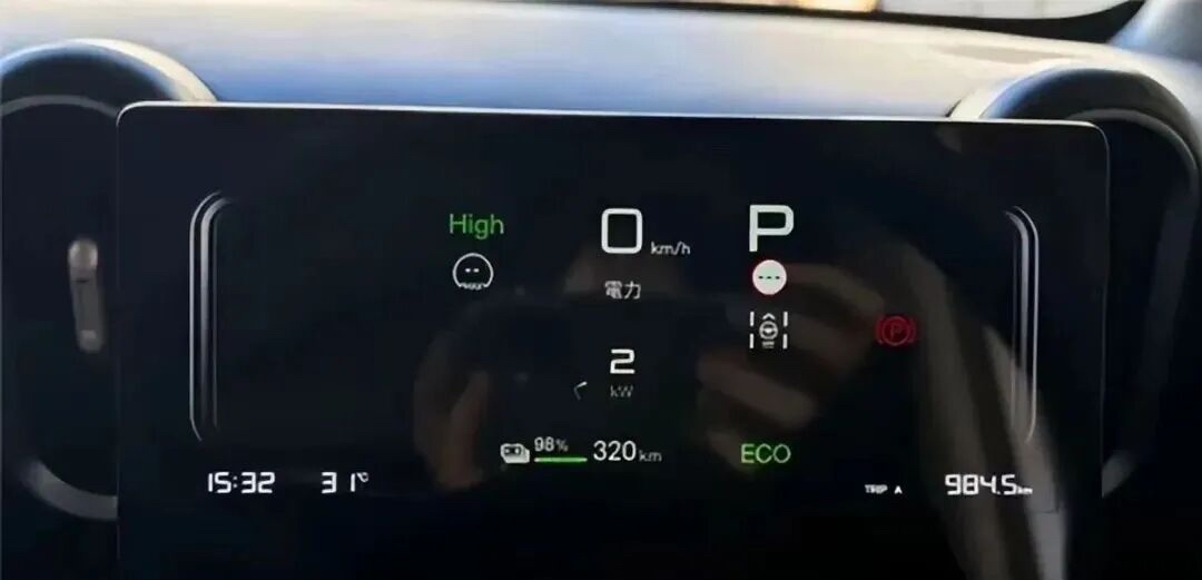 比亚迪续航虚标打破惯例
新能源行业内，续航虚标已是普遍现象，多数电动车实际行驶里程低于官方标称，续航打折成为常态。而比亚迪却上演少见的反向虚标，打破行业惯例。
近日，日本经济新闻等主流媒体实测比亚迪海獭Racco。这款专为日本市场从零开发的纯电轻型车，搭载35.84kWh刀片电池，WLTC工况标称续