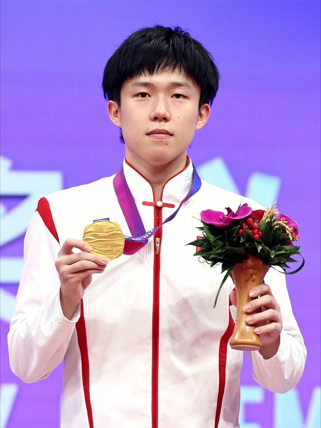 #王楚钦拼搏亚运未夺金也值得被看见#
你是说金牌吗？真不好意思了
想要单打、混双、男双、男团哪枚啊？我们都有呢[流鼻血][流鼻血][流鼻血]
不仅如此，我们还是亚运会历史上首位且唯一的男子“金满贯”哦
最后有人关心今天WTT中国大满贯开赛了吗？怕不是全在你楚帝这里找存在感了[可爱][可爱][可爱] ​