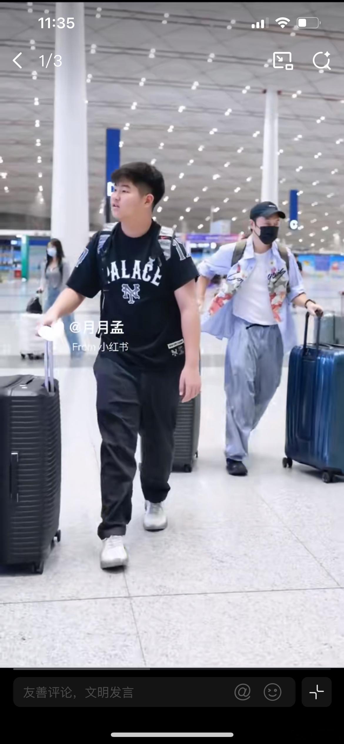 沙溢胡可送两儿子去英国读书，一家四口凌晨现身机场启程赴英，这次并非初次送学，而是假期结束护送安吉与小鱼儿返校。早在去年八月，夫妻俩便安排兄弟二人入读英国老牌私立寄宿学校，开启低龄海外求学之路，一年多来两人频繁跨国往返陪伴孩子成长。

镜头下两个昔日国民萌娃早已蜕变为挺拔少年，15岁的 ​