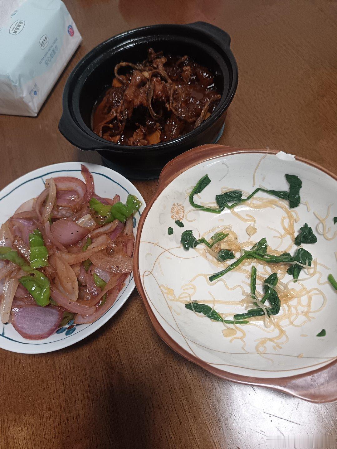 吃晚饭了，简简单单三个菜，哪个好吃一目了然吧，龙口粉丝和菠菜凉拌真的是太美味了。

#粉丝控诉邓紫棋男友#人家之间的感情事粉丝就别跟着掺和了吧。 ​