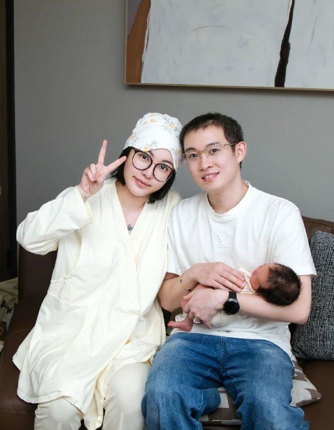 #张凯毅官宣离婚##张凯毅 张煜东#
张凯毅官宣视频里表示：婚姻失败不是单方面过错，高估了自己，低估柴米油盐的打磨，孩子没能成为维系婚姻的纽带，决定体面分开，不互相指责、不翻旧账。

2024.01.31：张煜东公开向张凯毅表白，二人恋情曝光
2024.05.06：张煜东用手工打造4斤黄金凤冠求婚，话题爆火
 ​