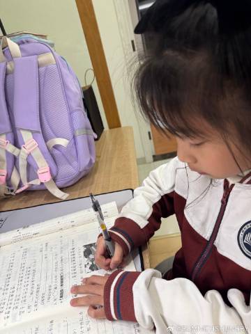 今晚的重要惊喜居然是宝儿她说她非常喜欢看图写文！！<br />万万没想...