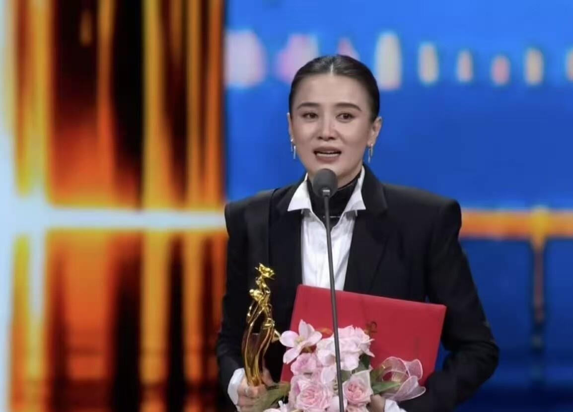 宋佳凭《山花烂漫时》拿下第35届飞天奖优秀女演员，和男演员王仁君一同封帝后，可风头与争议几乎都砸在了她一个人身上。领奖当晚她一身白裙从陈宝国手中接过小金人，镜头扫过台下马伊琍、闫妮、吴越，画面是压得住场面的。但弹幕和评论区画风完全不同：有人翻出她此前白玉兰、金鹰两度折桂的旧账，又牵出丈夫是《白夜追凶