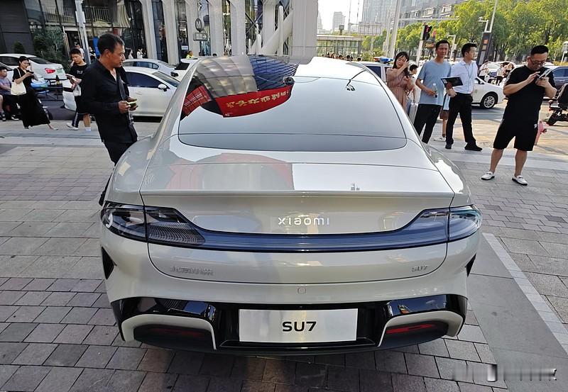 小米汽车为何坚持造车？
其实从2021年官宣造车到现在，砸进去超过200亿，根本不是一时脑热。之前小米生态链做了那么多智能硬件，手机、手环、家电都能互联互通，但唯独出行这个最大的移动智能场景是空白的，总不能永远靠连别人的车机凑合用。
现在SU7上市后首月交付破万，不少车主反馈车机和小米手机的互联流畅