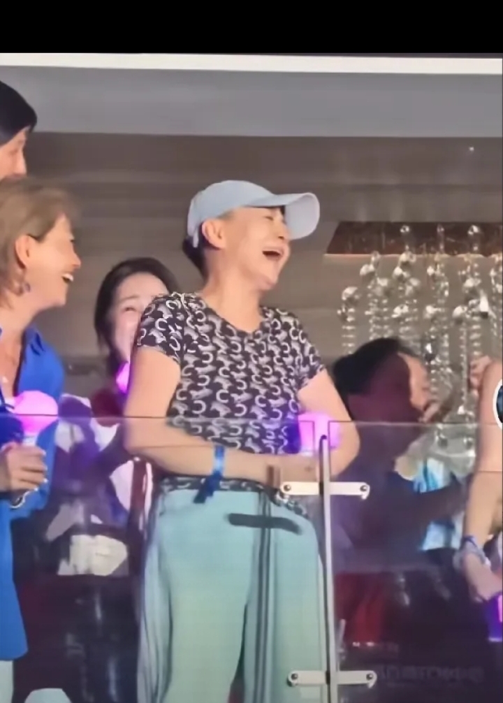英演唱会上，宋丹丹尴尬了。那英指着嘉宾区域介绍说，今天晚上还有比我更年长的嘉宾，然后现场众人都以为说的是宋丹丹，宋丹丹也顺着那英手指的方向一起寻找嘉宾。
 
没想到那英脱口而出：尊敬的殷秀梅大姐在哪里？
 
宋丹丹那一秒被网友拿出来讨论，原因不复杂。宋丹丹 1960 年 8 月 25 日出生，北京人