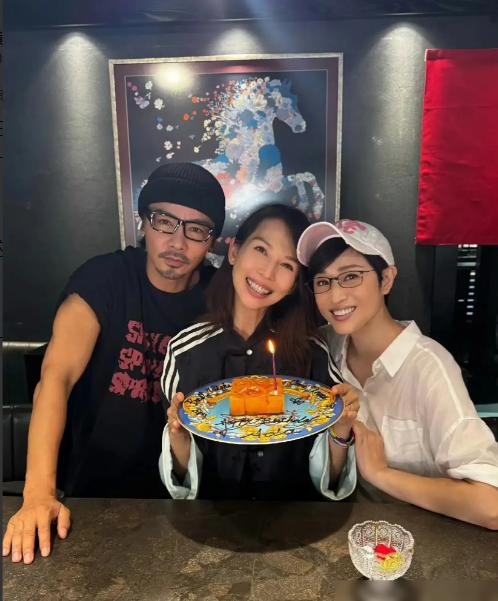 蔡少芬过生日，张晋、陈法蓉都在场，结果就端上来一个巴掌大的小蛋糕。

网友刚想吐槽太抠，一看桌上人，全闭嘴了。

 蔡少芬自己，为了上镜，一餐只吃三颗葡萄。陈法蓉也是常年控糖，喝咖啡都挑没热量的。更狠的是张晋，心脏血管堵过80%，做完手术直接戒油戒辣。

我家那位生日，我买了一个六寸的，她说太大了，