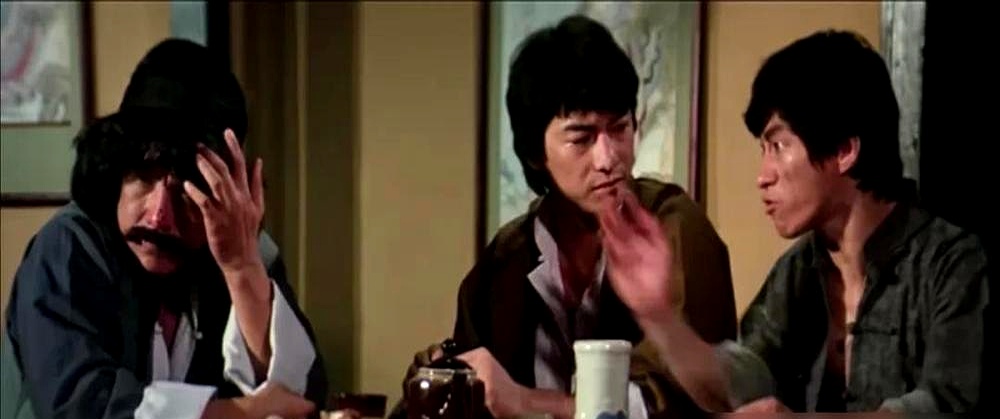 假的，拿我的废片，找个替身拍的。
 

这话是成龙2025年亲口说的，说的就是1983年那部《龙腾虎跃》。
 

当年成龙凭借《蛇形刁手》和《醉拳》彻底爆火，嘉禾直接花重金把他挖走。
 

这下前老板罗维坐不住了，手里捏着成龙以前签下的合约与拍剩下的底片，硬是不肯放过这棵摇钱树。
 

既然真人请不