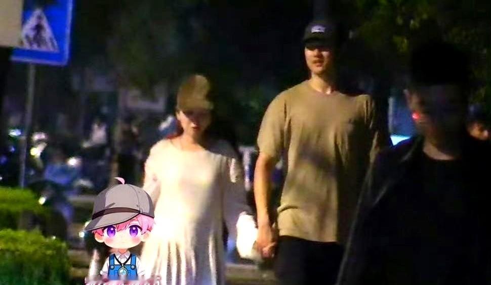 金莎晒了张跟孙丞潇的合照，底下又是一堆盯肚子的。

发现没，女明星只要一恋爱结婚，稍微长点肉，或者出门穿了件宽松衣服，全世界立刻开始猜她是不是怀了。

平时看看八卦就算了，但天天盯着别人肚子看真挺尴尬。怀孕这事比普通绯闻私密太多了，扒根问底地盯着，往直白了说，跟直接围观人家床头那点私事有什么区别？
