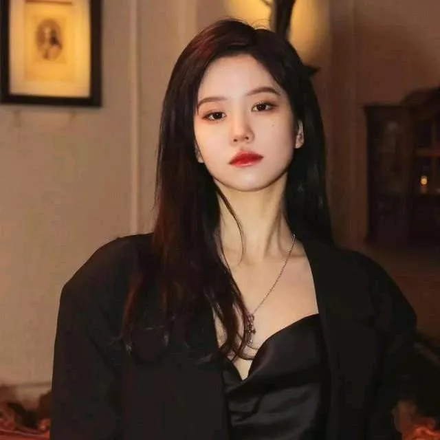 优雅黑丝女郎，夜晚的神秘魅力。