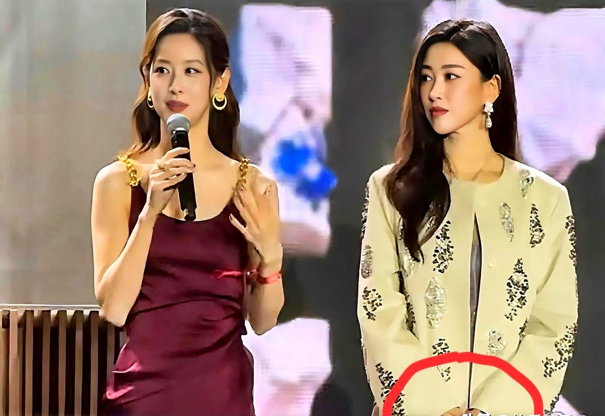 在一场时尚活动中，两位美女的站姿竟成了舆论焦点。  章泽天双手交握，气...