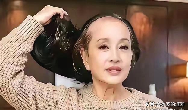 岁月不败风骨！刘晓庆76岁卸下假发，坦然做自己，活成了很多人羡慕的模样