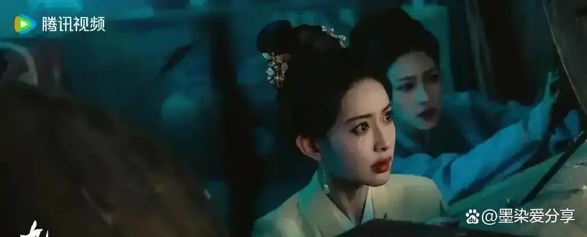 2026年8月古装权谋赛道直接卷疯！
正在播的三部口碑力作：丁禹兮邓恩熙《花开锦绣》，少见的古装公路逃亡，宅斗江湖朝堂三线并行；吴谨言陈哲远《御廷谣》，女状元入朝，和少年帝王联手整顿朝堂；孟子义何与《百花杀》，用香道做武器的复仇权谋。
待播阵容同样豪华：景气第一的玄幻探案《百妖谱》，谭 ​