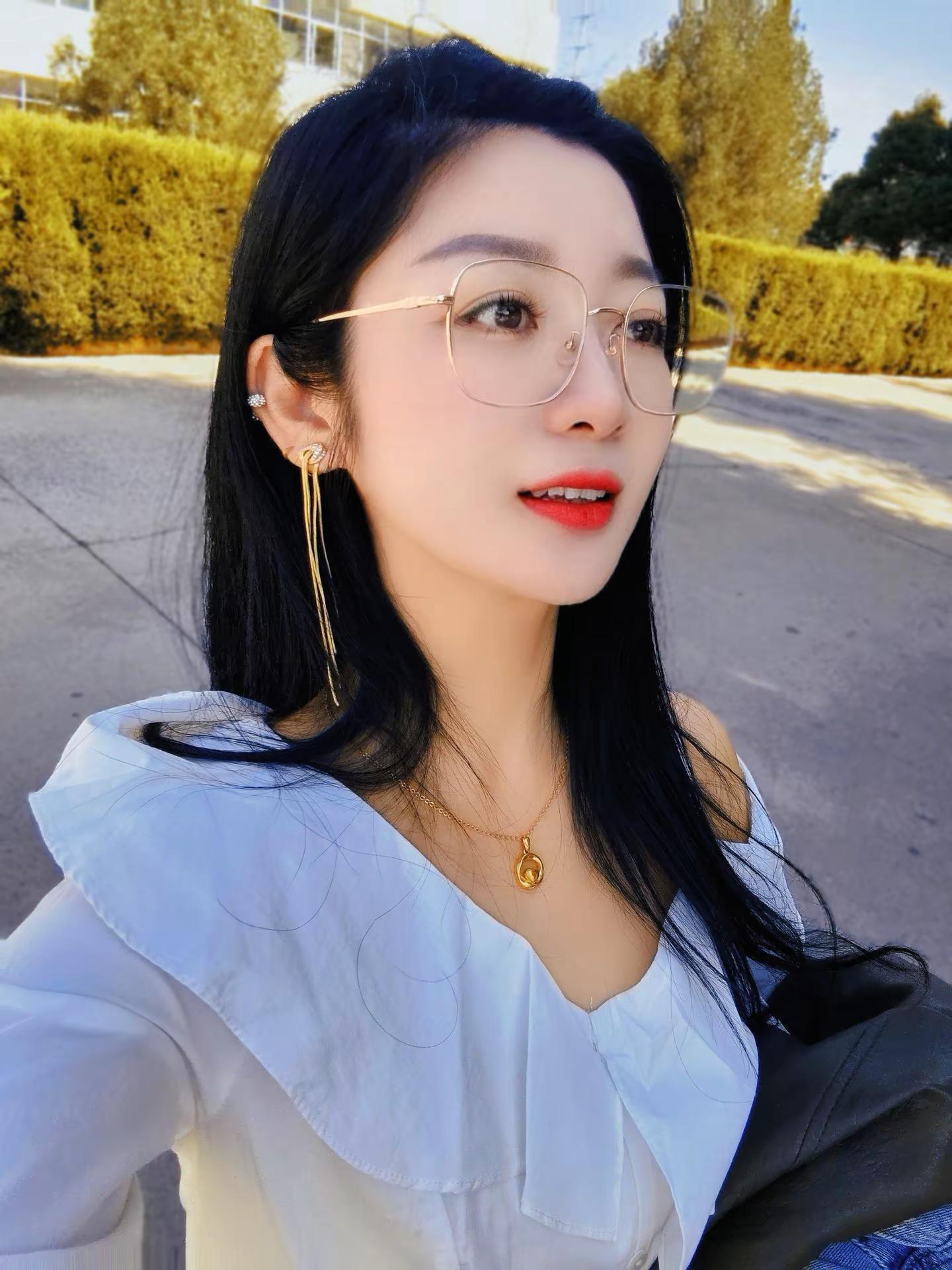 “你会不会忽然的出现，在街角的咖啡店”陈奕迅