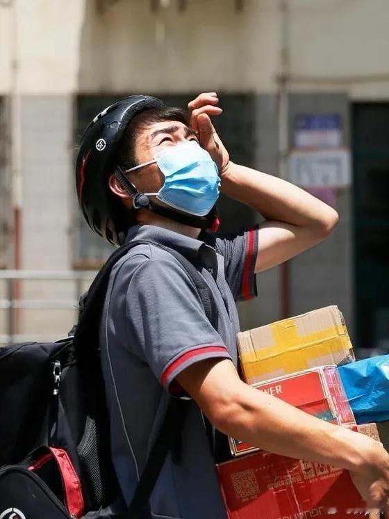 #AI时代人类可能变成机器的奴隶#
你按AI安排做事，AI给你奖励的“算法打工人”：睁眼就盯着屏幕的外卖员与滴滴司机；
AI什么奖励都不给，还自愿把时间交出去的“数字绵羊”：你开心地刷短视频，算法悄悄地剪你的注意力羊毛。

第一种控制，你会捶着腰喊好累；
第二种控制，你只会伸着懒腰喊好爽。
 ​