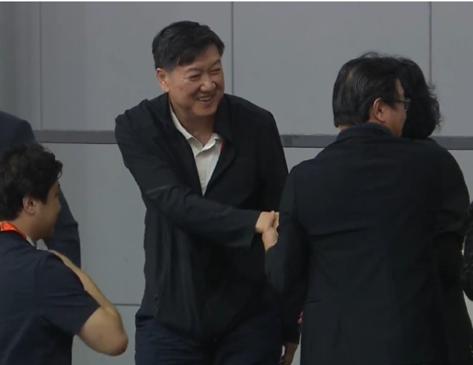 亚运会中国女排 3:0 横扫日本夺冠的赛后，谁注意镜头第一时间锁定的不是赵勇，而是一位身着黑衣的领导，他就是国家体育总局局长高志丹，在中国男篮折戟后，中国女排拿到了本届亚运会三大球的首枚金牌，打了个漂亮的翻身仗。

看完亚运会女排决赛的整场直播，心里的滋味真的太复杂了，既有夺冠瞬间的热血沸腾，又藏着