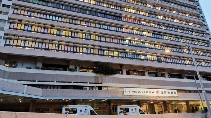 #香港#【珍惜生命｜湾仔17岁少女天台企跳近2小时，高处堕下送院不治】 湾仔发生堕楼事件。昨晚（19日）约11时27分，警方接获一名17岁少女家人报案，指她怀疑在庄士敦道176号中汇大楼天台企图轻生，警方接报后赶赴现场，并通知谈判专家到场协助。

至翌日（20日）凌晨约2时，女事主其后从高处堕下，昏迷 ​
