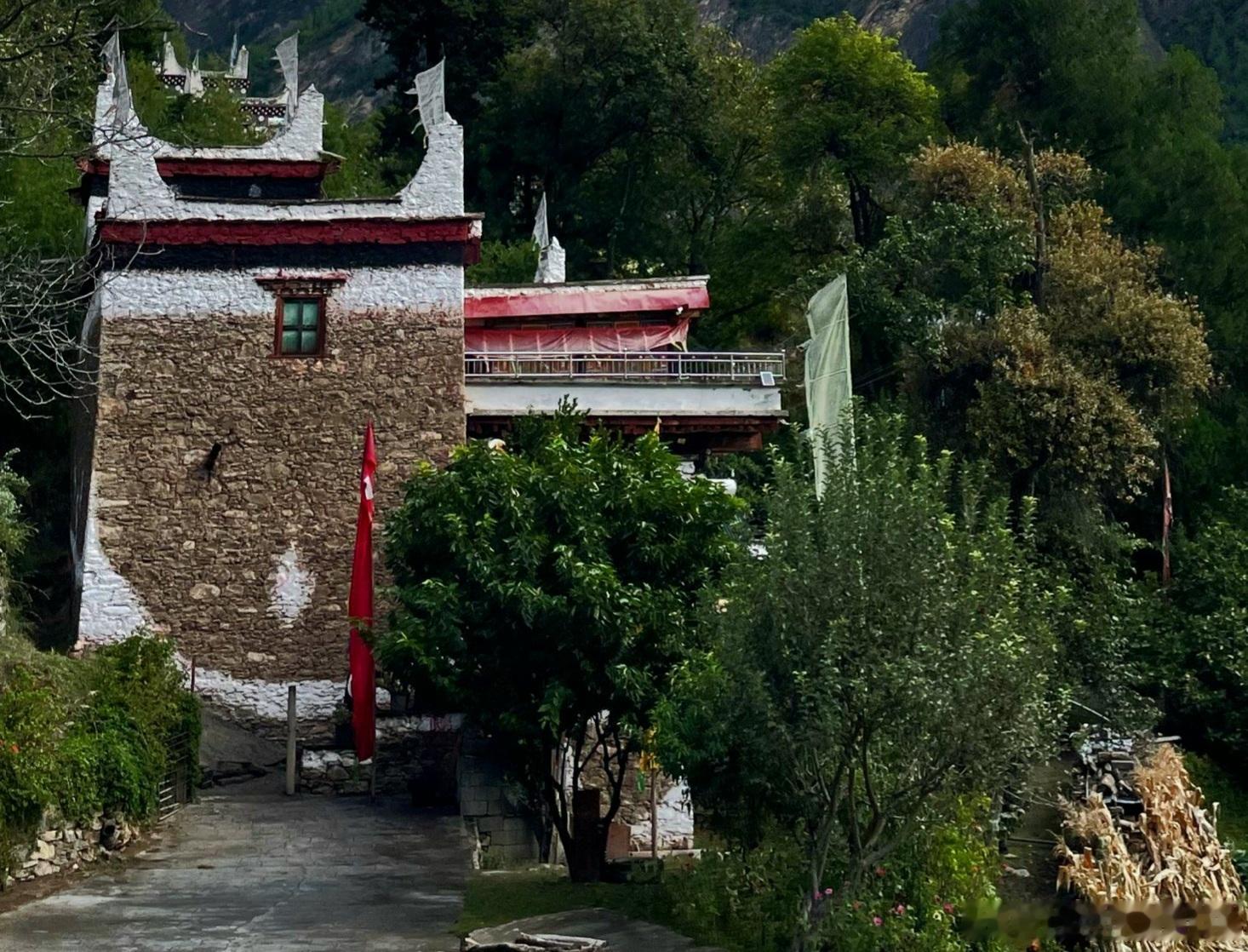 丹巴：那个甲居藏寨//商祺  第一块石头被安放在大金河谷的斜坡时，人便...