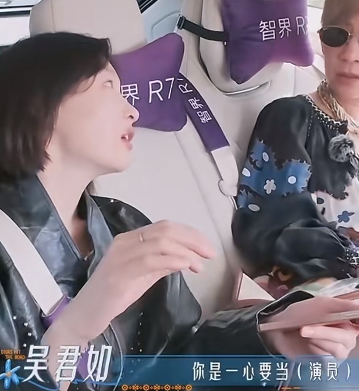 周冬雨对吴君如说：我为什么考北京电影学院,是因为…吴君如：你一心要当演员？

周冬雨：没有没有，从来没有想过要当演员，因为我觉得自己的外形不适合当演员，但是在南京艺考的时候，被张艺谋导演的一个副导演发现，然后他们给我打电话让我去北京。

当年周冬雨跟窦骁演的《山楂树之恋》真的很出圈，那种干净清澈的眼