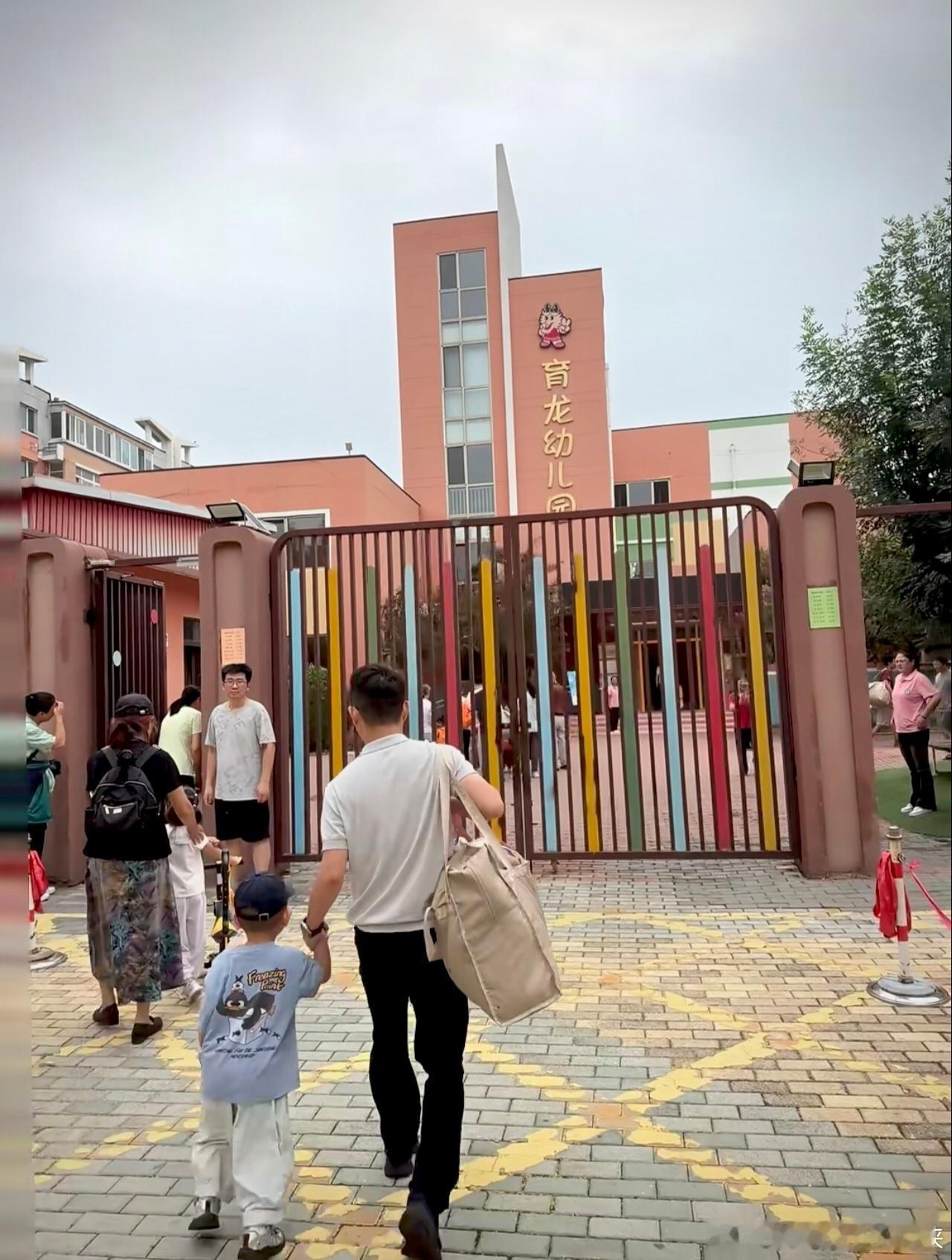 开学季开启，昊铂HL成为接送娃的得力伙伴。后排空间真的很实用，书包、饭盒、午睡枕通通都能安放妥当，打造出孩子的专属小角落。开学第一天在校门口拍下纪念瞬间，看着孩子开心入校。每天往返家校路上，车子稳稳当当，装载着孩子成长点滴，平凡日常也满是温情。陪伴孩子奔赴新学期，这便是出行的意义 ​