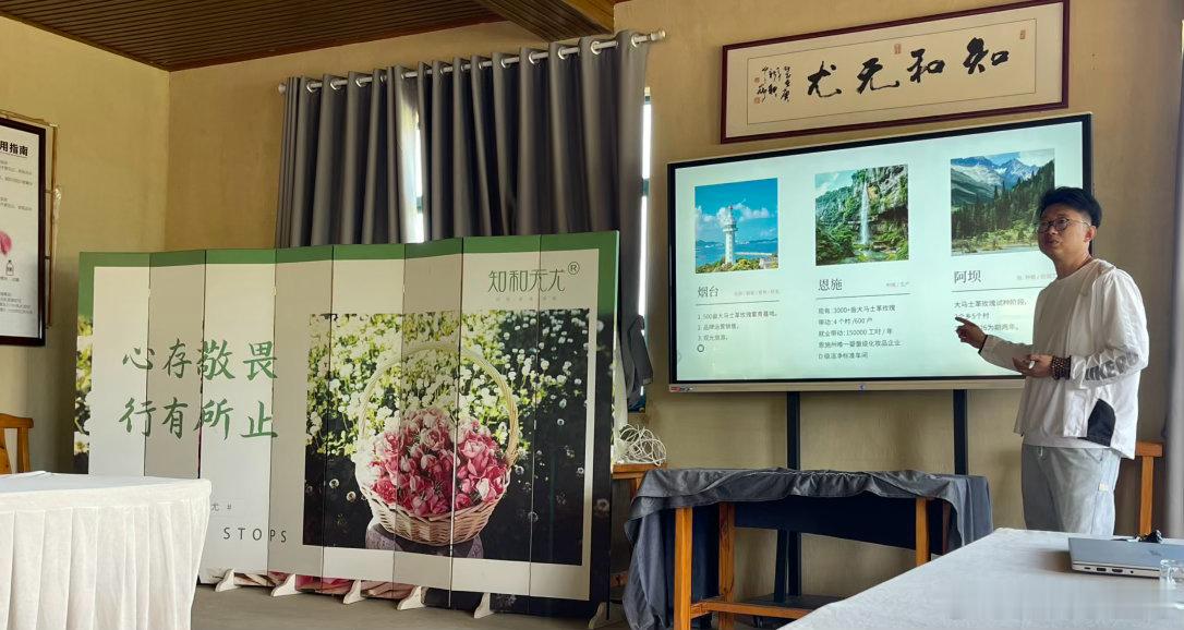 玫瑰盛开在莱山#金秋的莱山很鲜美##莱山有品鲜美山海# 
       之前总听说大马士革玫瑰，其学名 Rosa Damascena，又名突厥蔷薇，是世界公认的顶级油用玫瑰，被誉为“玫瑰皇后”。它的历史与文化源远流长，融合了东西方的浪漫与尊贵：
       大马士革玫瑰最早出现在波斯卡尚地区（现伊朗伊斯法罕省卡尚 ​
