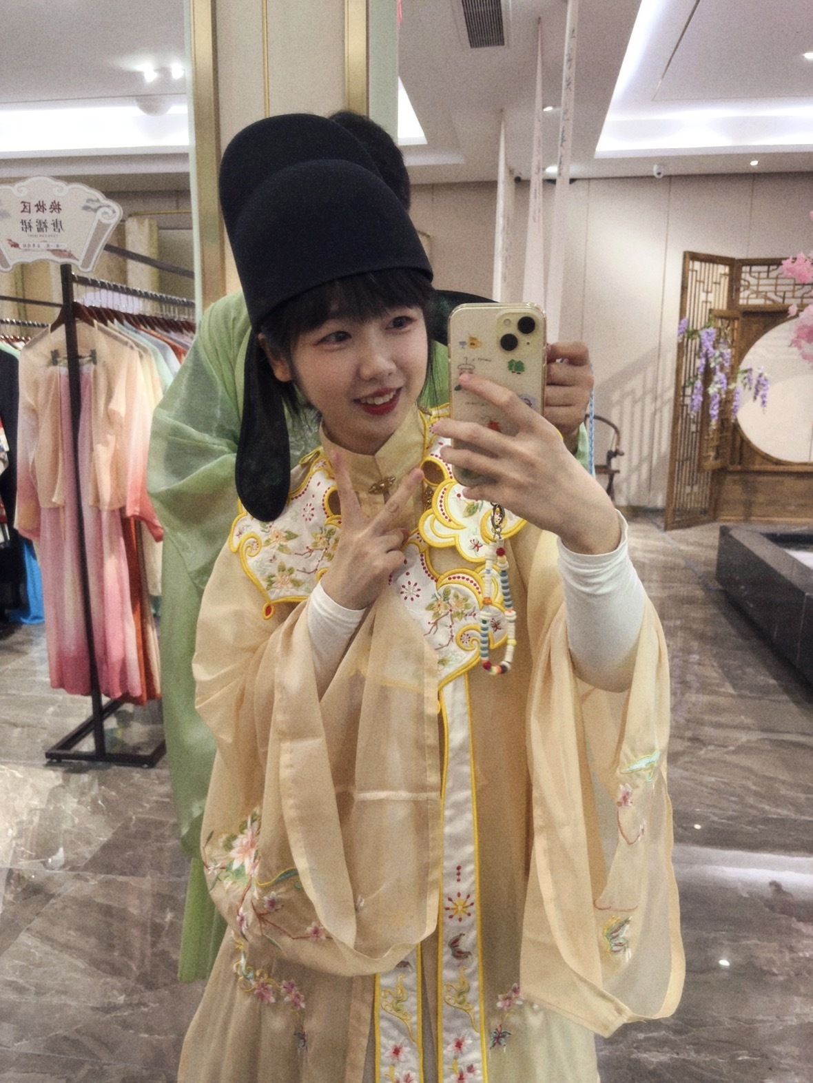 昨天cos古人的一天
只想说出经典台词：接着奏乐接着舞！ ​