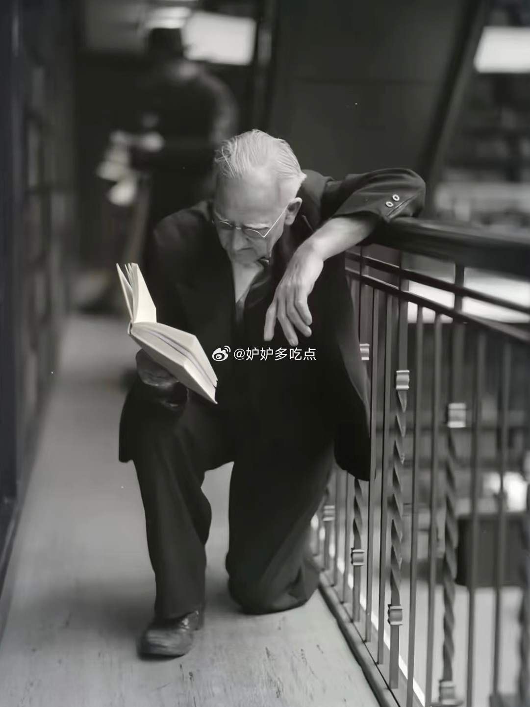 人为什么要读书最好的答案很多人会说：为了以后有更好的选择，为了以后有拒绝的底气，可以拓宽自己的边界，逃离不喜欢的环境…听过的答案越多，越不敢表达自己心中真实的想法，只有我知道，我不停地读书，不是喜欢知识，只是为了理解自己的痛苦。读书让我理解痛苦的本质，从“痛到怀疑人生”到“痛得明白人生”。它让我学会分辨事实与情绪，理解自己为何痛苦，并在混乱中重新成为自己很喜欢加缪的一句话：“只要我还一直读书，我就能够一直理解自己的痛苦，一直与自己的无知、狭隘、偏见、阴暗，见招拆招。”读书不是逃避，而是抵达现实前先学会理解自己