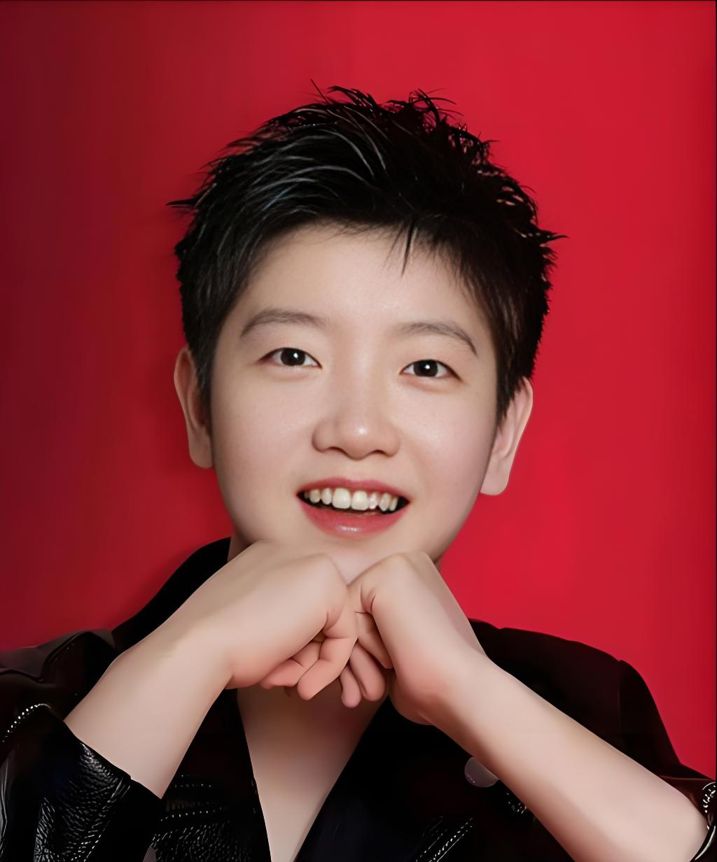孙颖莎去看演唱会了  
不是训练视频  
而是刚结束比赛，网上流出的画面里，她就坐在邓紫棋的观众席，跟着旋律轻轻晃。

很多人印象里的运动员，好像除了训练和比赛，生活里就只剩金牌。其实孙颖莎也会在比赛间隙去听演唱会，也会在台下当一个普通的歌迷。运动员也是二十多岁的年轻人，长期高强度训练之外，总要有点