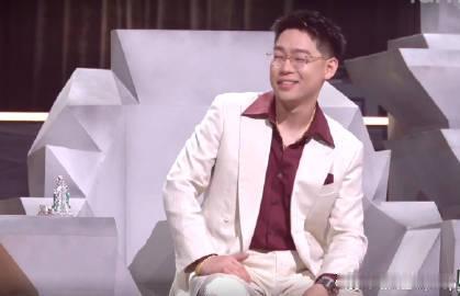 弹壳这总冠军一拿，评论区立马分成两拨。一拨说实至名归，一拨说这饺子包得有点大。我倒属于第三种：壳总这一季稳是真稳，但要说一点剧本味没有，我也不好意思闭眼吹。竞技节目就这样，冠军就一个，谁心里那杆秤都不一样。

有意思的是，同样的争论，最近在车圈又闻到了。极狐阿尔法T7预售，16.28万起 ​