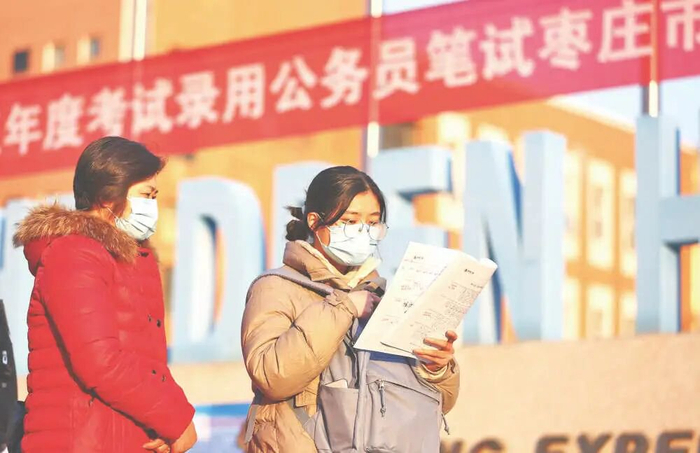 #国考最热岗位6000:1#【2027年国考报名减少近20万人，过审人数7年首降，最热岗位6000:1】#考公热有所降温#2027年公务员国考报名已经结束，“考公热”有所降温。

　　2027年国考报名入口于10月24日18时正式关闭。据统计，与上年相比，报名总人数、最热岗位报名人数、无人报考岗位数均有所减少，显示出 ​