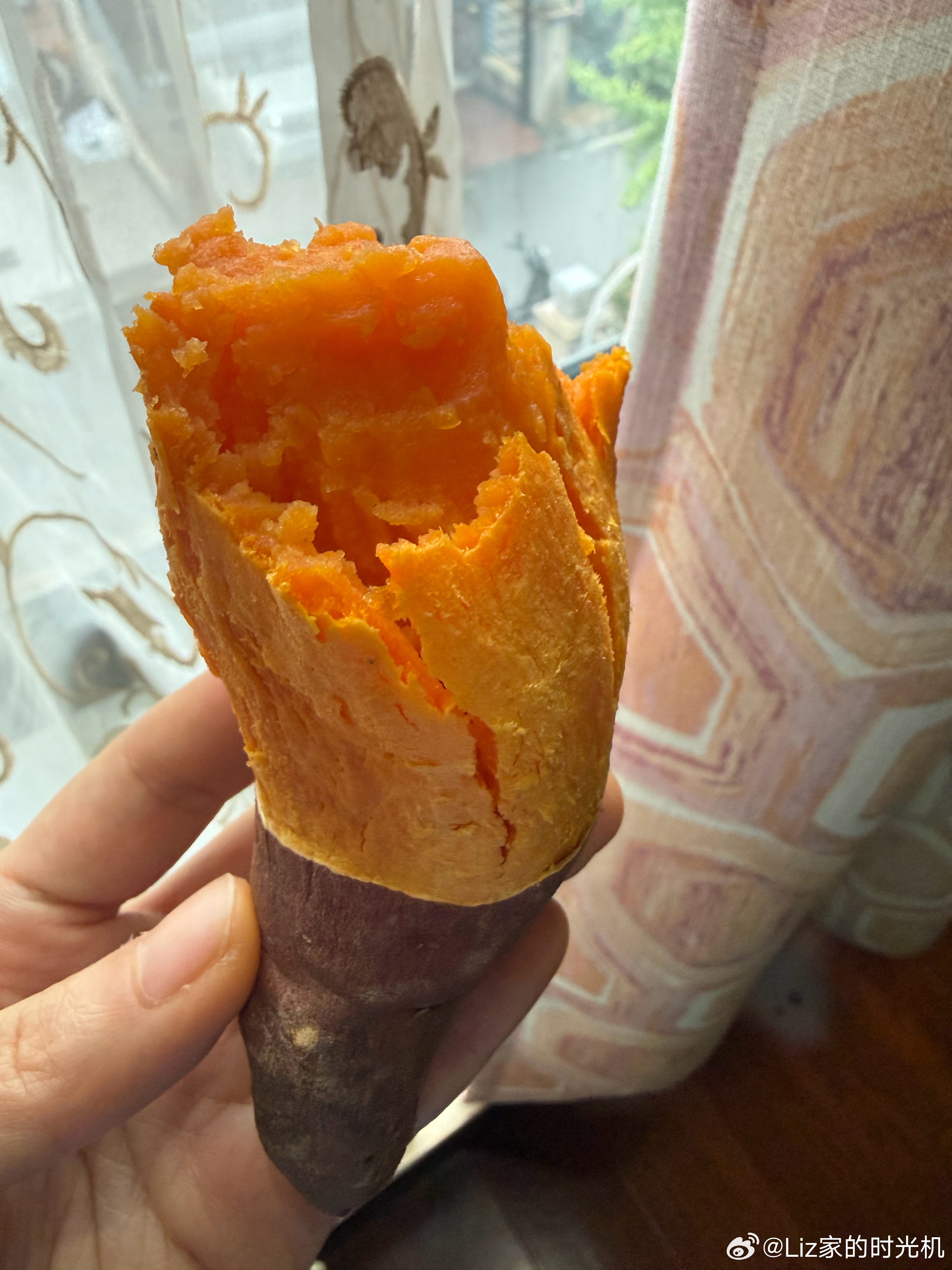 每次蜜蜜回国，都时不时因为💩的问题，难受大哭，我也下意识地每次出门都会带上她的益生菌。但这一次回国，非常之顺利！因为我们才刚到武汉，姐妹就给我们寄了一整箱、自己老家种的，甜蜜蜜的红薯🍠每天早上公婆烤好，蜜蜜达哥我，一人一个烤红薯🍠，幸福🥰。感恩比心 武汉