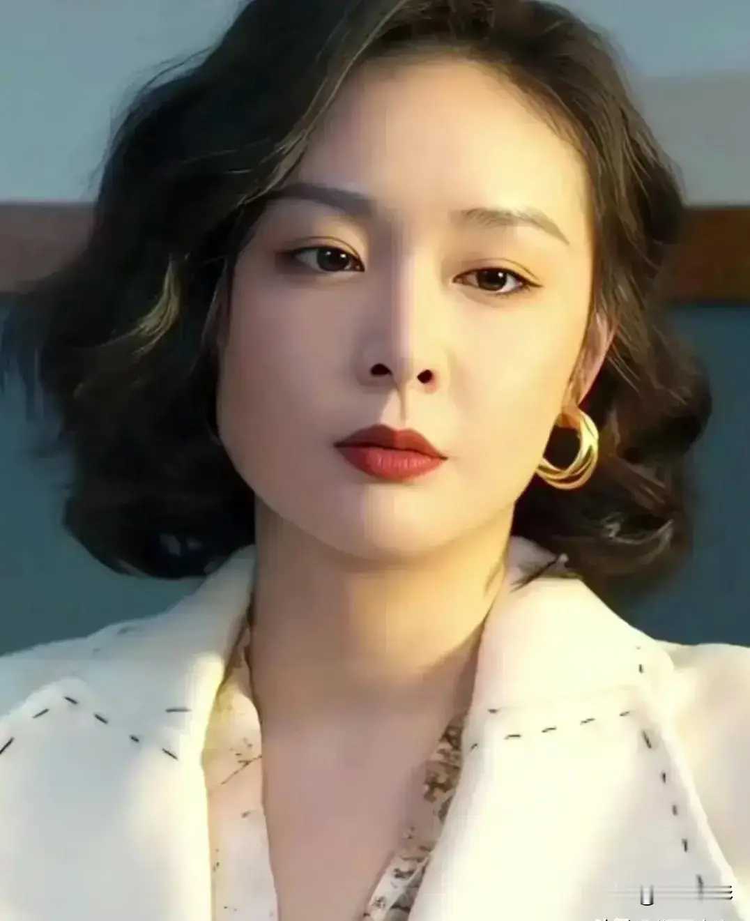 一朝爆红迅速降温！高叶陷入演员最大困境
 
娱乐圈残酷的现实：角色爆火，本人却很难持续出圈，高叶就是典型代表。
 
2023年《狂飙》大火，高叶凭借霸气十足的大嫂陈书婷一夜爆红。独特的气场、层次丰富的表演圈粉无数，代言、热度、各类资源蜂拥而至，很多观众都以为她就此站稳一线行列。
 
可巅峰过后，热度