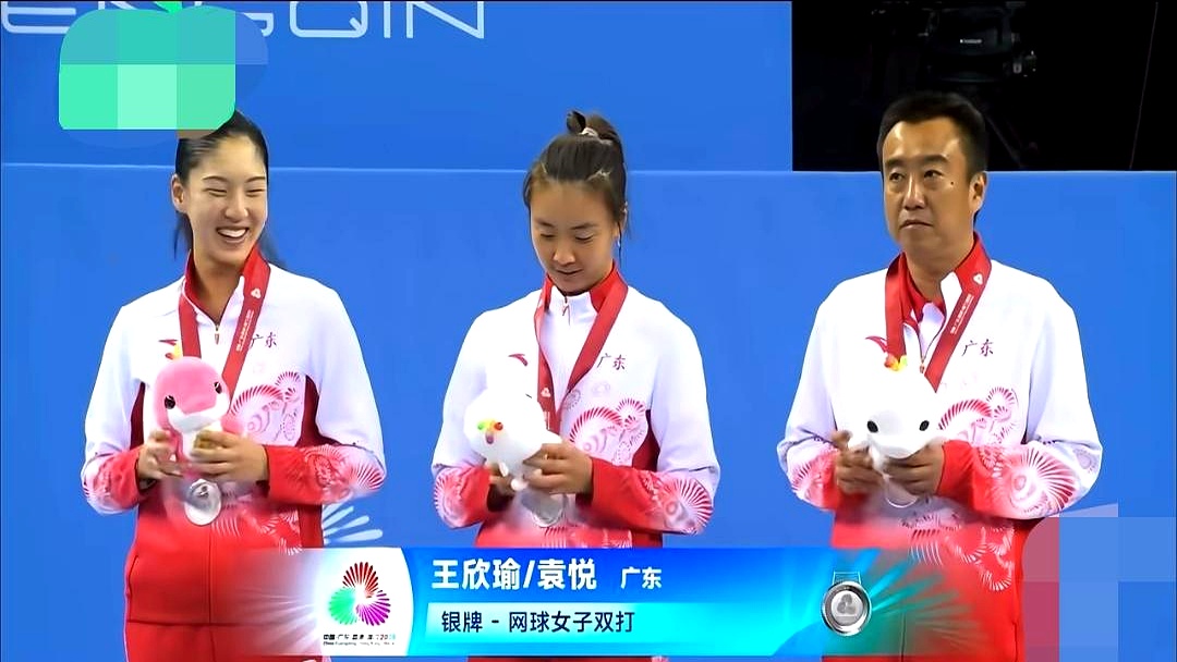 全运会网球女子双打颁奖台上的一幕：别人都从冠军台退场，这位小姐姐偏不！...