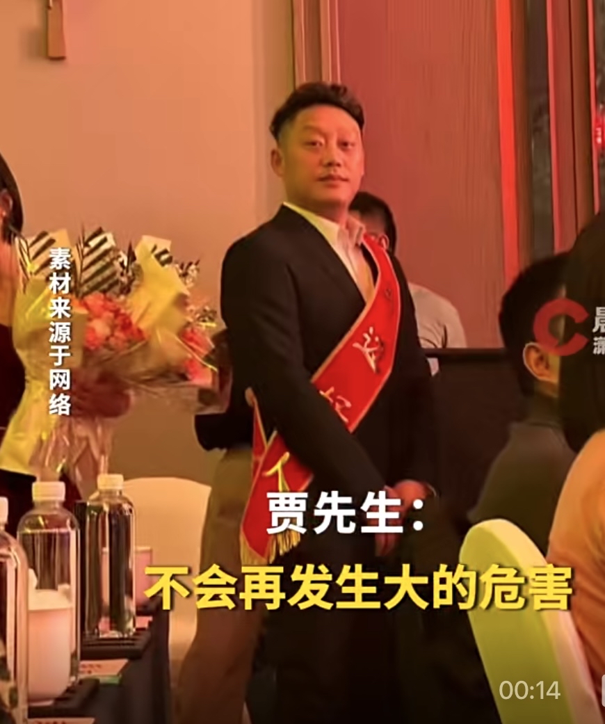 2025年11月12日，河南郑州街头突发惊险一幕：一名男子持刀与执勤民...