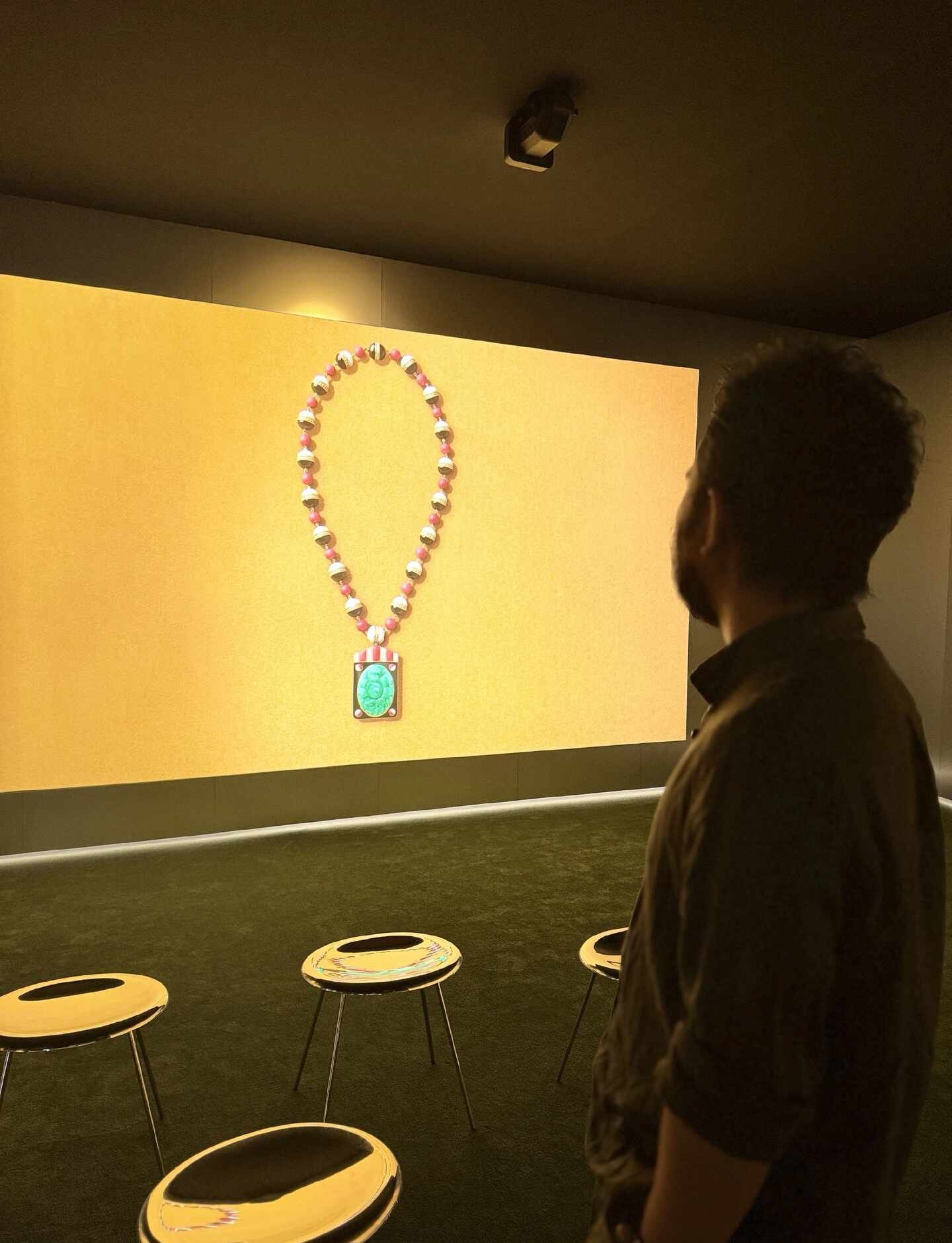 宝格丽上海珠宝展｜看完才知道什么叫&34;把色彩戴在身上”
	
刷到宝格丽上海Kaleidoscope珠宝展的消息，说实话，之前对高珠的认知就是&34;贵&34;+&34;闪&34;，但看完这一场，完全刷新了。
	
📍 展览按色彩分区，每个展厅一个主色调。
从黑白、到蓝绿、到紫红、再到金色，走进去像掉进了一个宝石做的万花筒。不是