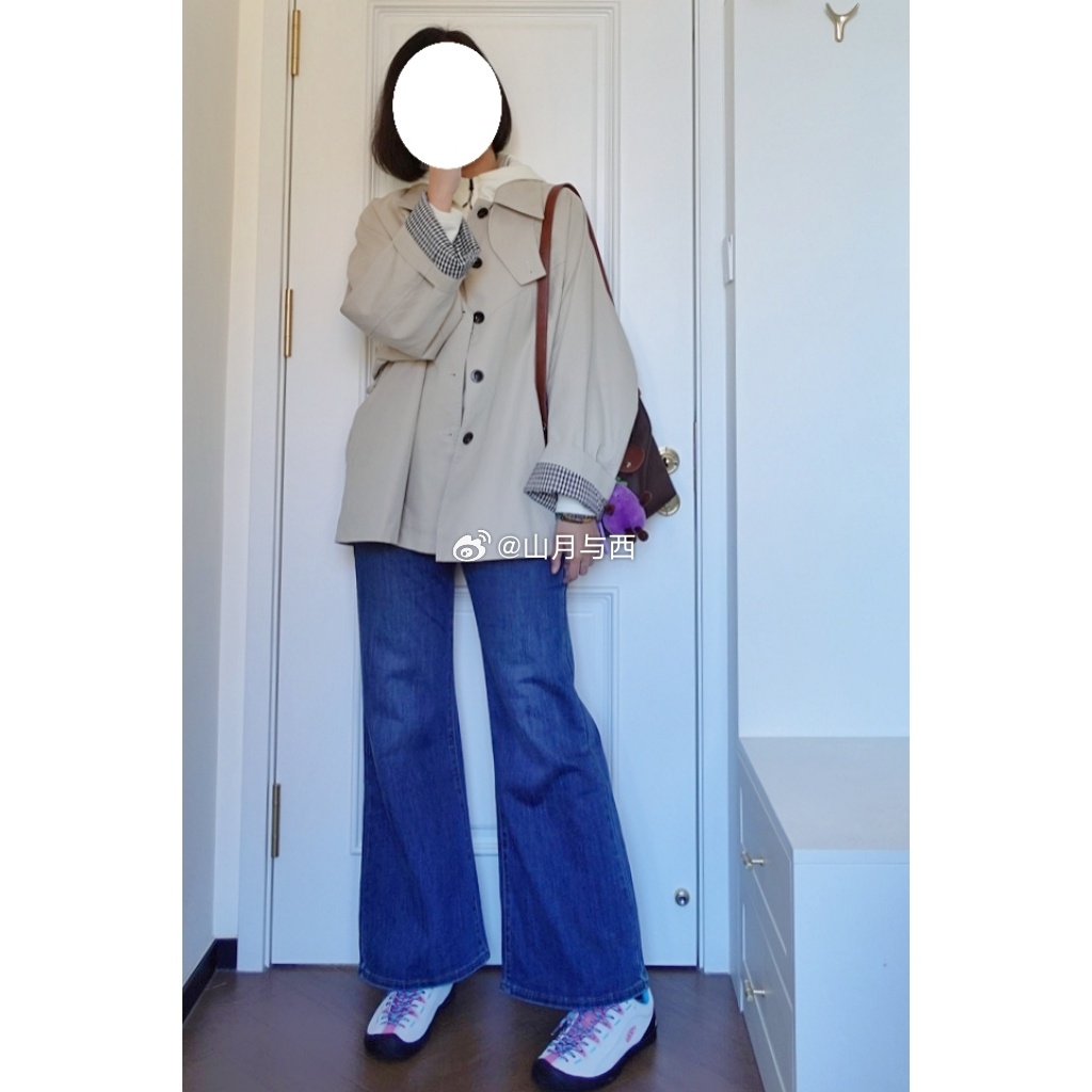 今日通勤穿搭~该说不说，已经穿上秋裤了，还用袜子包住秋裤边哈哈哈，真的很怕冷了！这个暖绒连帽上衣好暖和！还能护住脖子，版型很利落！搭配风衣也不错，简单干净~牛仔神裤不多说了，超爱！！keen同款登山鞋一百多块钱真的太值啦！很好踩！ ​​​