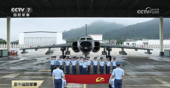 轰-6J的静默打击，这应该是全世界首创！
	
轰-6J的两个大型吊舱，不是电子战的，是电子侦察吊舱，能进行被动测距测角，直接为鹰击-12导弹装订诸元。
	
而且吊舱比较大，间距也大，具有多站联合测量能力，测距和测角精度远超普通的机载ESM设备。
不需要开启主动雷达，在静默中发起鹰击-12反舰导弹的齐射。