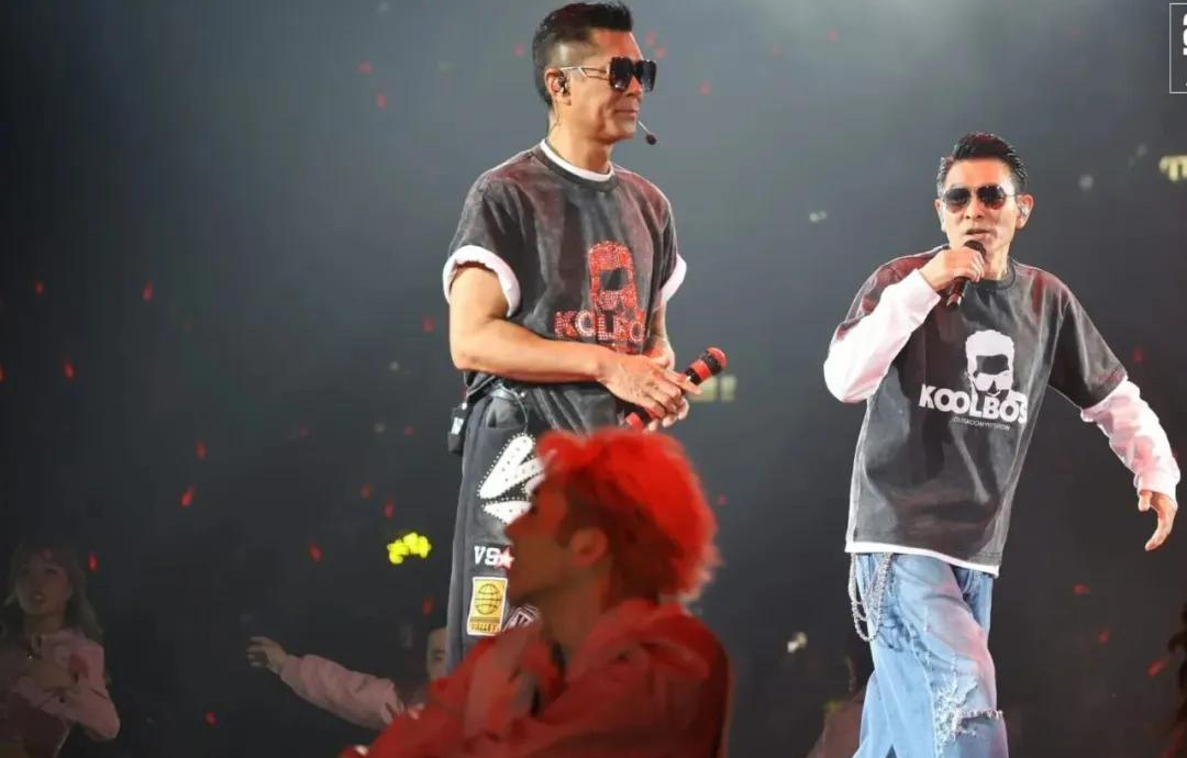 华仔突现古仔演唱会，两位“老头乐”为啥这么多人关注呢？
  刘德华现身古天乐演唱会，现场一片欢呼，为什么会这么博人眼球呢，在我看来刘德华作为80.90后的心中的男神，无论是品德，唱功和演技都是得到大家的认可的，而另一位古天乐，也是多少人心中的意难平，演技在线，为人称赞👍，两位男神同台，真是青春回来了