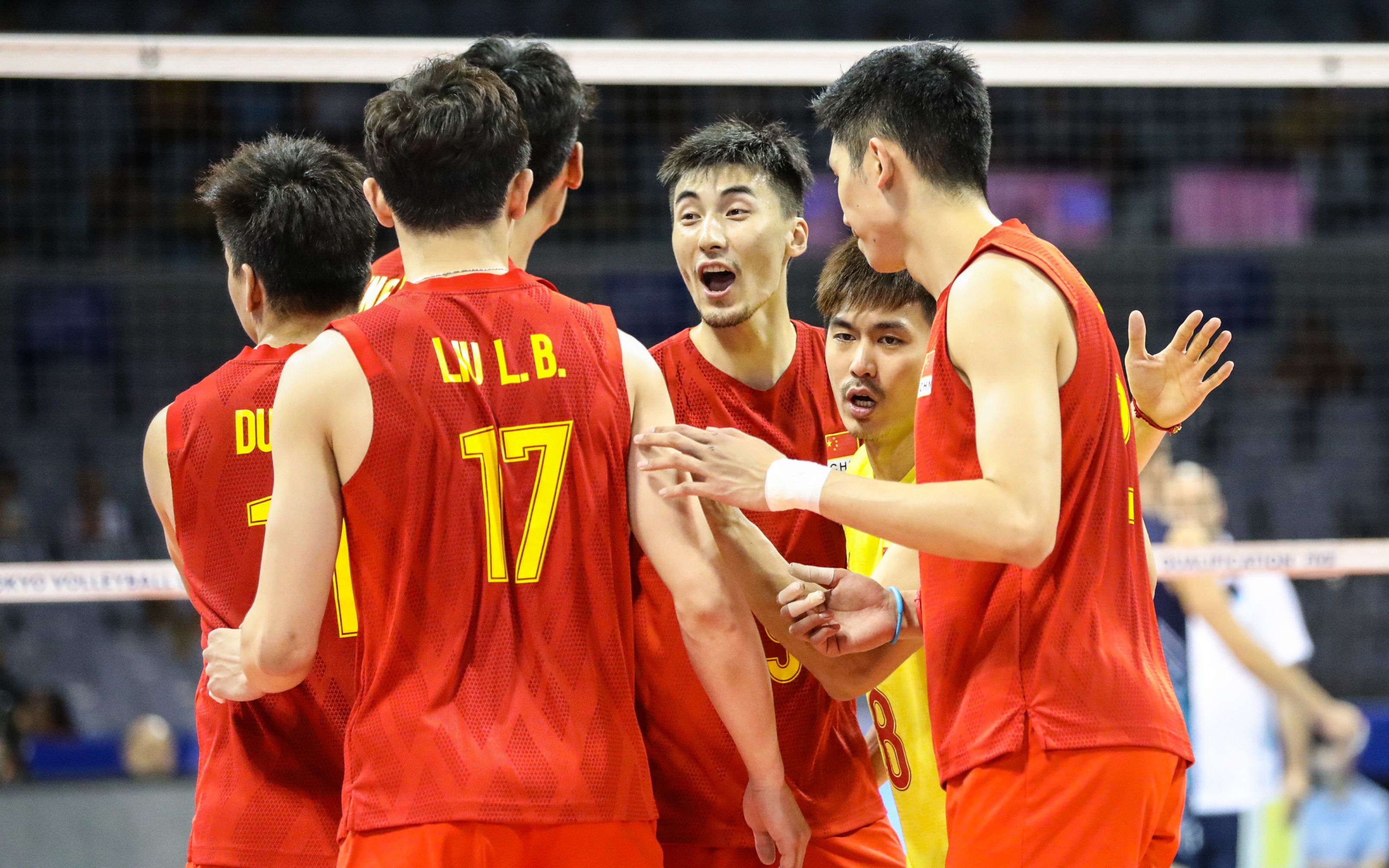 局点鏖战！中国男排2‑0领先印度男排🔥

男排亚锦赛小组赛激战正酣，中国男排拿下前两局，大比分2‑0占据上风。第二局上演高强度拉锯，双方多次战平，印度队顽强连续挽救赛点。关键时刻王滨、张景胤接连输出强攻，顶住反扑压力惊险拿下这一局。场上对抗十分胶着，队伍仍需稳住心态，减少无谓失误，期 ​
