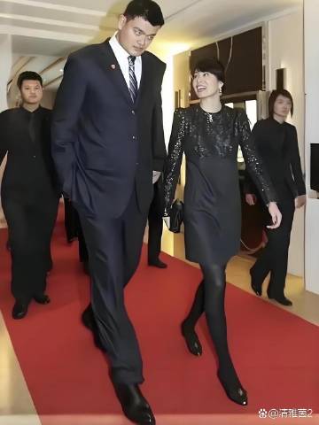 姚明和妻子叶莉出席活动时的场景，叶莉都1米9的身高了，站在姚明身边还是...