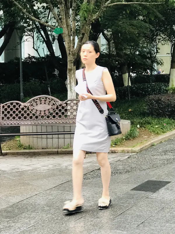 最近首页直接被两条完全不搭边的爆料刷爆了，刷完娱乐瓜转头刷到购车圈的实在爆料，反差感直接拉满。
张颖颖连着在社交平台发动态，直接点名大S前夫和友人女儿存在裸聊行为，话题没半小时就冲了好几个平台热搜前排。不少人第一反应反复确认账号是不是本人，老瓜友都懂她的风格，每次发声都能掀舆论浪，现在一堆