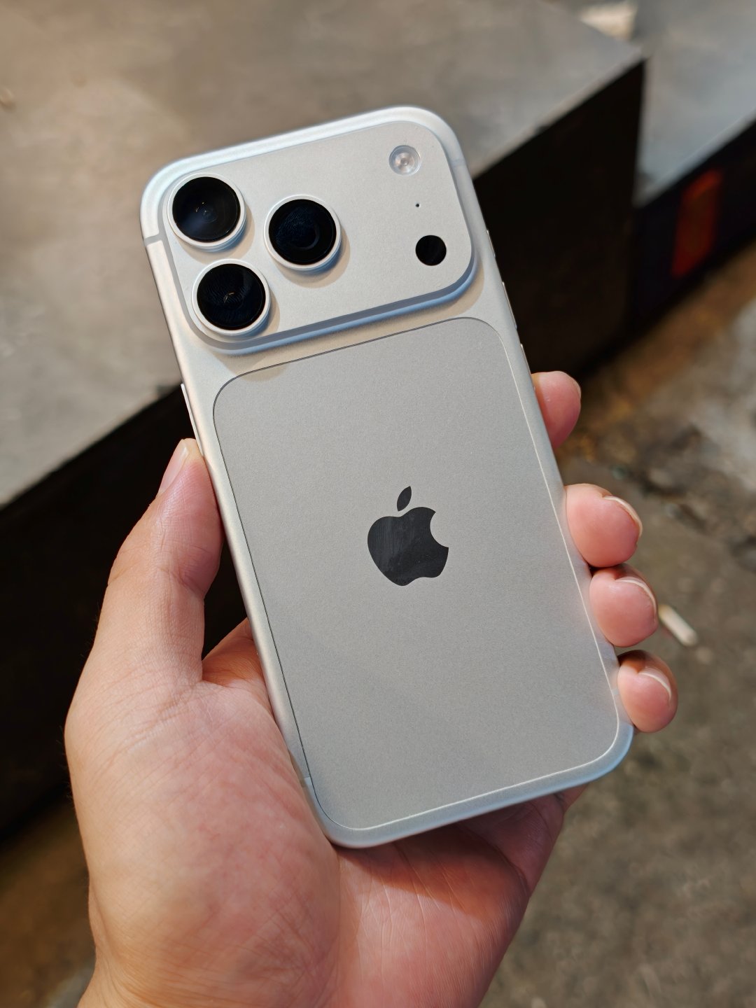 这一代iPhone 18 Pro还是白色好
比上一代做的更好一些
也是直板机里面手感挺好的机器 ​